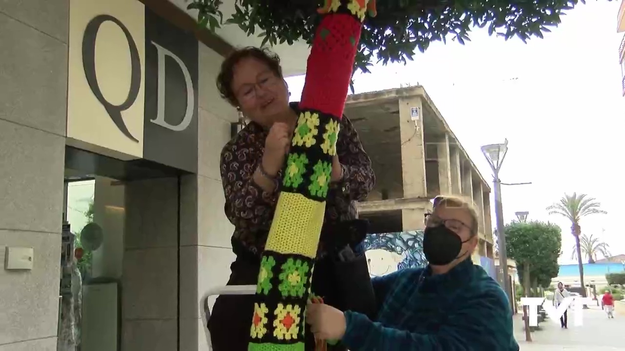 Imagen de Los árboles de la calle Concepción decorados con mantos de ganchillo