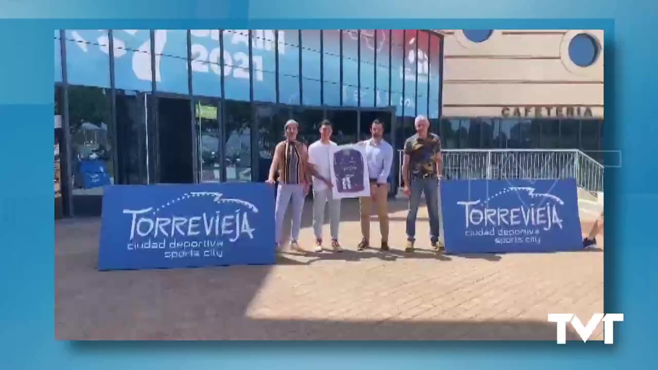 Imagen de El ciclista torrevejense Manuel Peñalver regala un mallot dedicado a Torrevieja