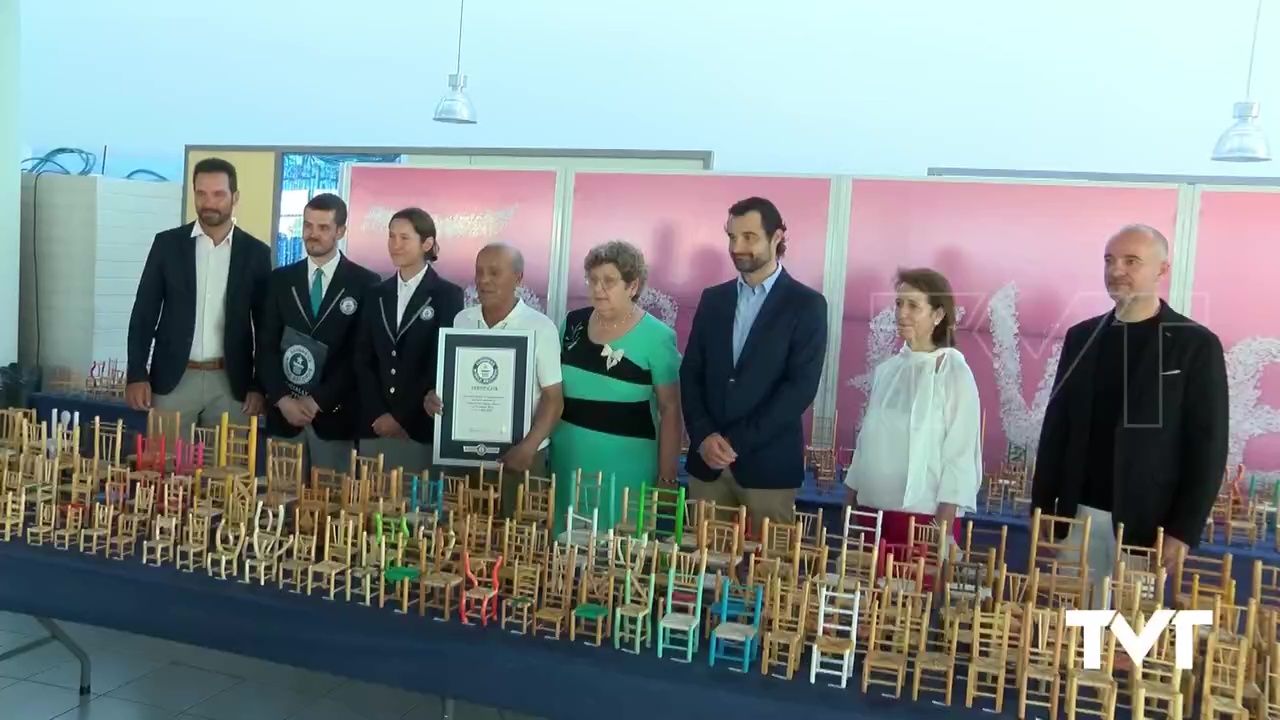 Imagen de Eladio Rivero logra el récord Guinnes tras reunir 4180 sillas en miniatura