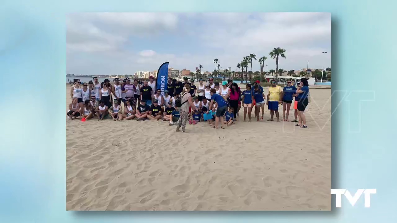Imagen de Alpe y Apanee disfrutan de una jornada de ocio inclusivo en la playa de Los Náufragos