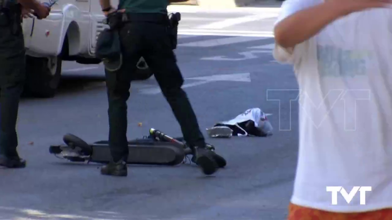Imagen de Accidente múltiple en pleno centro de Torrevieja tras saltarse un patinete un STOP