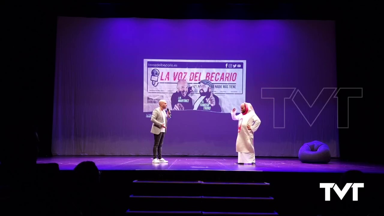 Imagen de El Show de la Voz del Becario llenó de risas el teatro municipal