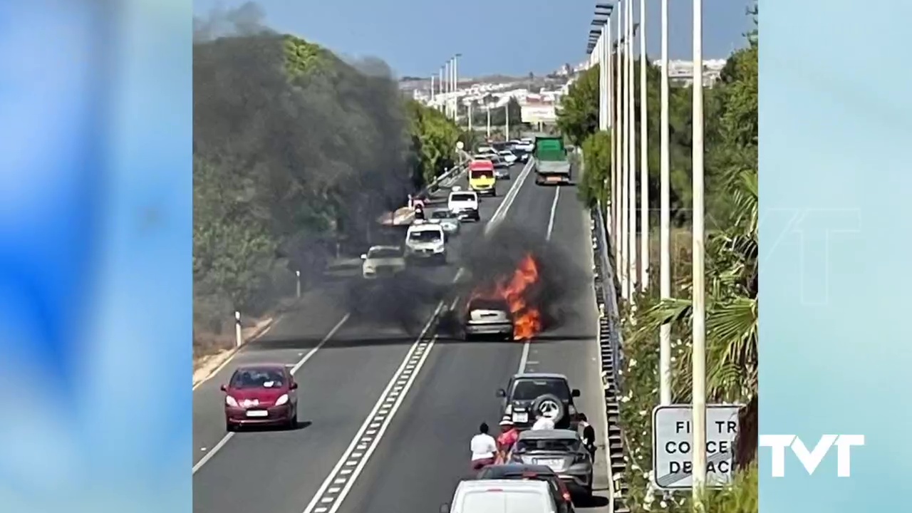 Imagen de Arde un automóvil por una avería mecánica en la N 332