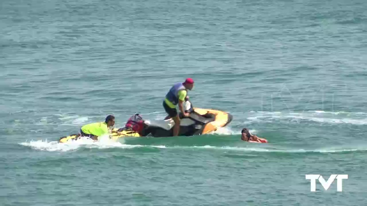 Imagen de Los equipos de salvamento culminan en menos de media hora un simulacro en la playa de La Mata