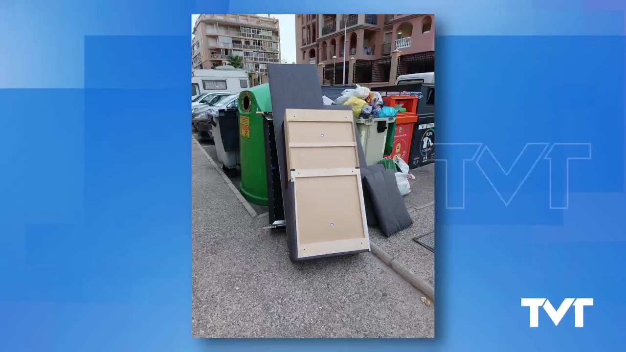 Imagen de Un lamentable clásico veraniego: Acumulación de enseres y muebles junto a contenedores