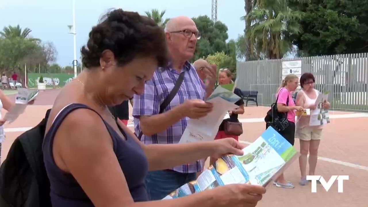 Imagen de Los residentes internacionales participan en un tour guiado por el Palacio de los Deportes