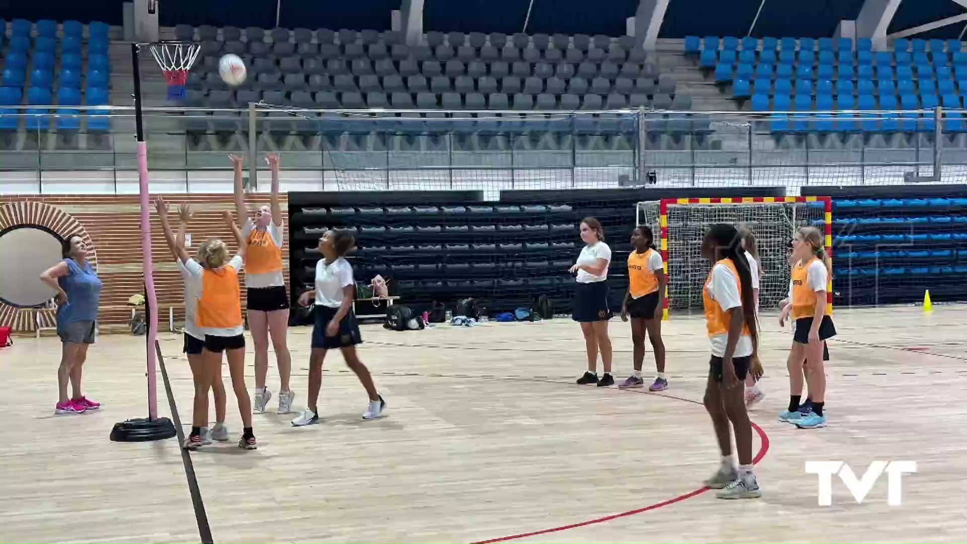 Imagen de 270 jugadores de Netball procedentes de varios países realizan un campus en Torrevieja