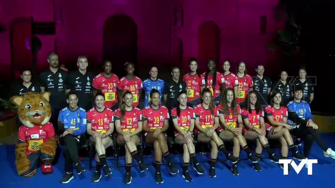 Imagen de Presentada en Torrevieja la nueva equipación de los equipos nacionales de balonmano