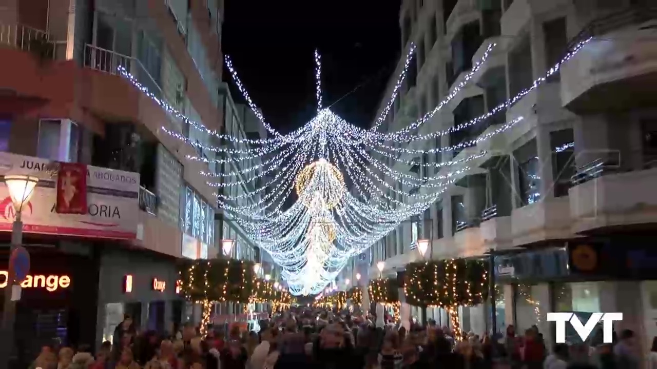 Imagen de Torrevieja estrena su nuevo alumbrado de Fiestas Patronales y Navidad