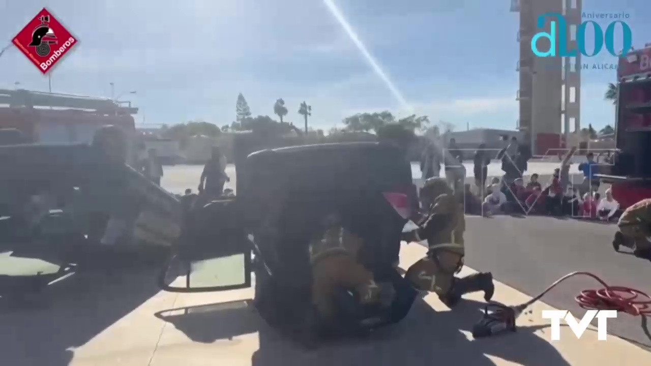 Imagen de Los bomberos practican en un simulacro de accidente con volcado de vehículo