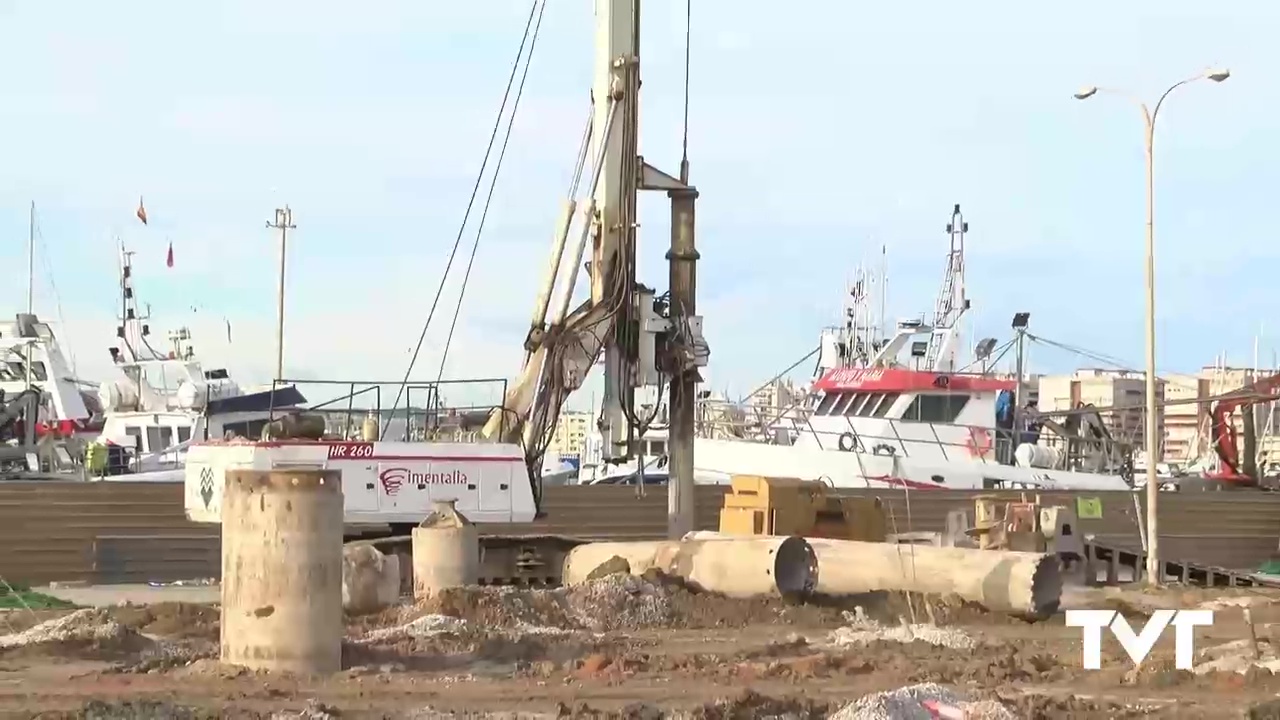 Imagen de Dos grandes máquinas perforadoras trabajan en el proceso de cimentación de la zona de «El Relleno»