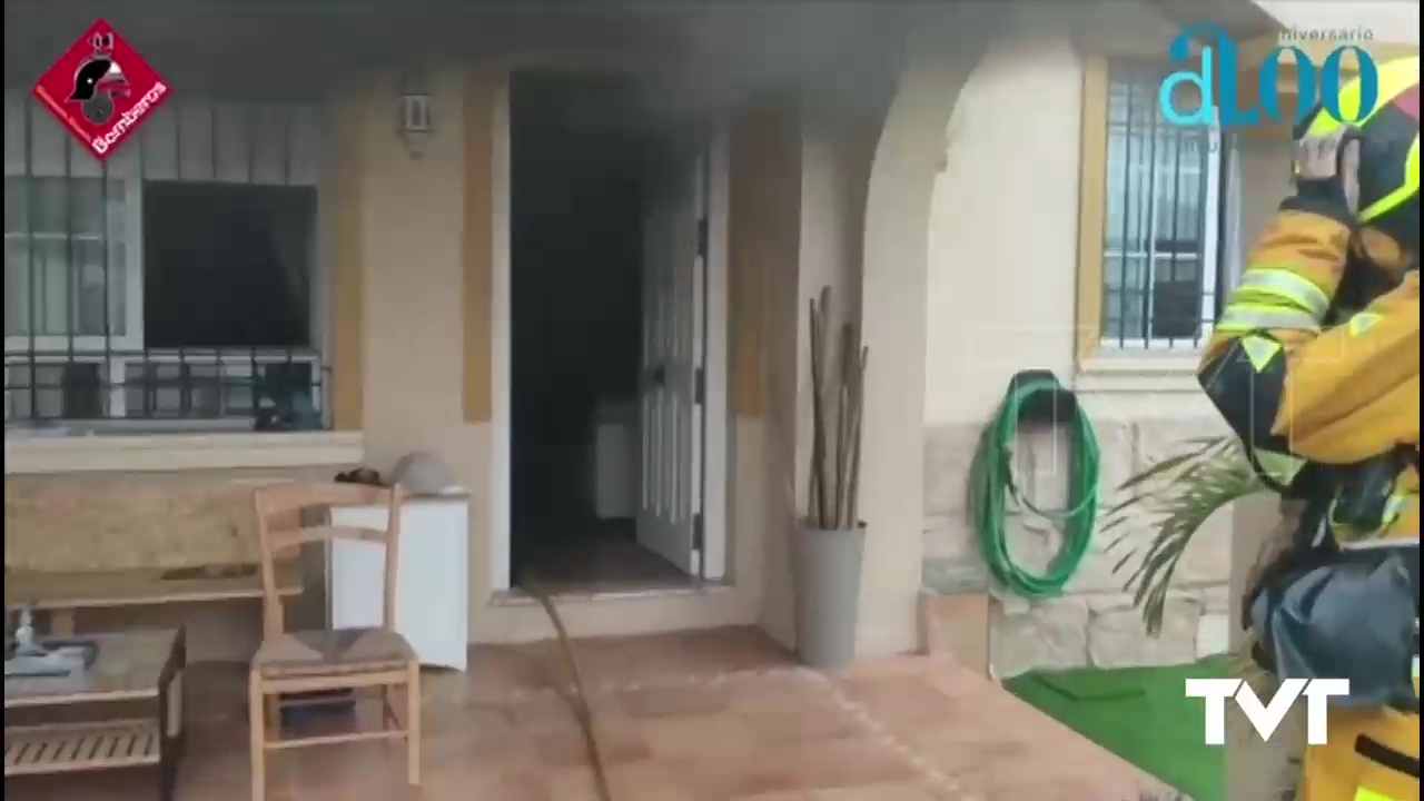 Imagen de Los bomberos extinguen un incendio en una vivienda de Torrevieja donde residía una pareja mayor