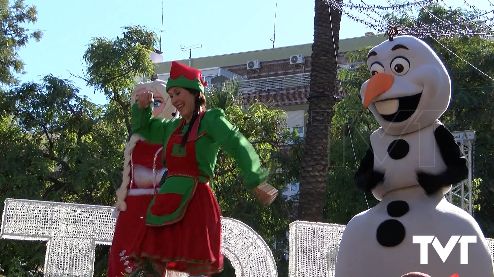 Imagen de Olaf, Elsa y elfos protagonizaron una divertida jornada de cantajuegos