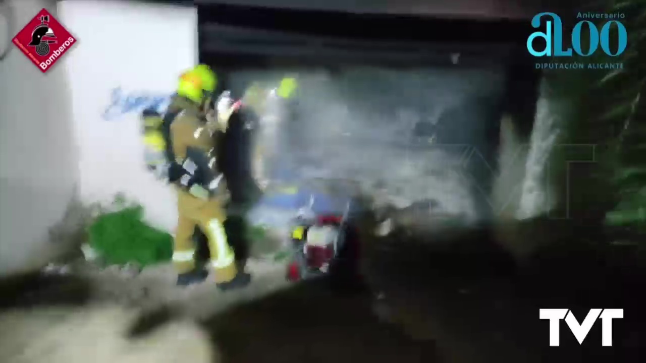 Imagen de Se incendia una vivienda abandonada y un vehículo de un sótano en Torrevieja