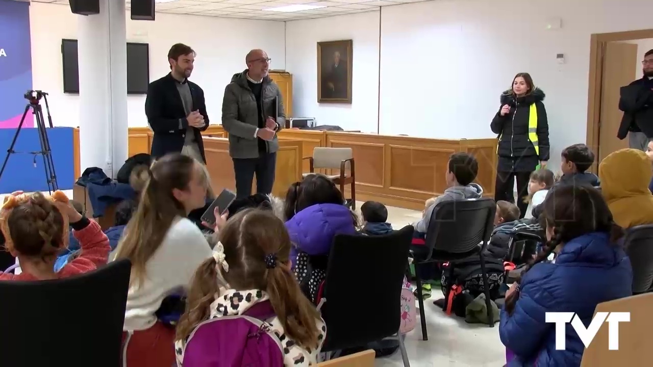 Imagen de El ayuntamiento recibe la visita de alumnos de seis años del CP Ciudad del Mar