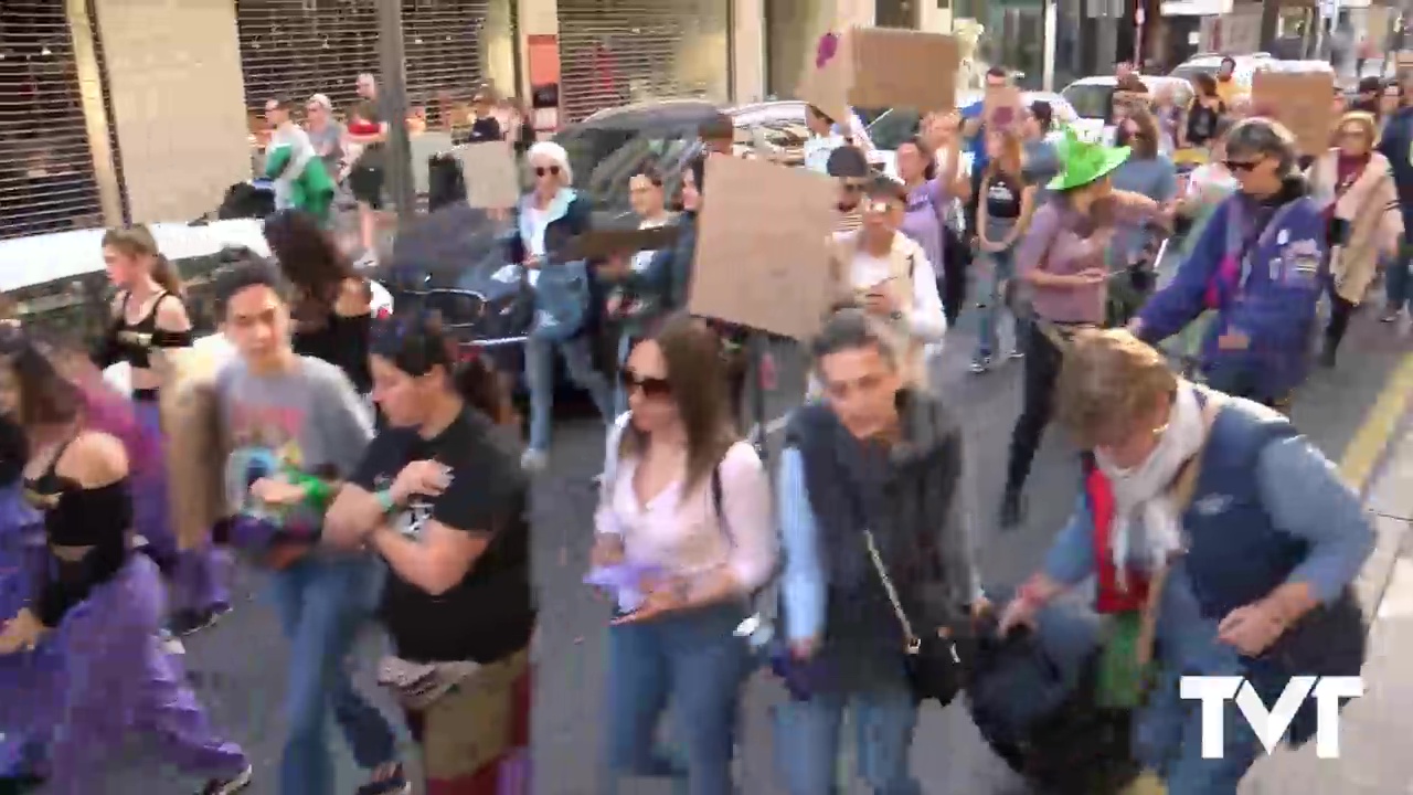 Imagen de Un centenar de mujeres marchan por la igualdad