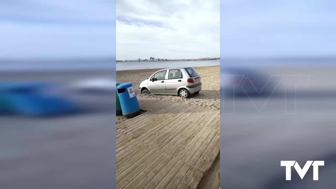 Imagen de Un vehículo acaba anclado en la playa del Acequión tras sufrir el conductor un problema de salud
