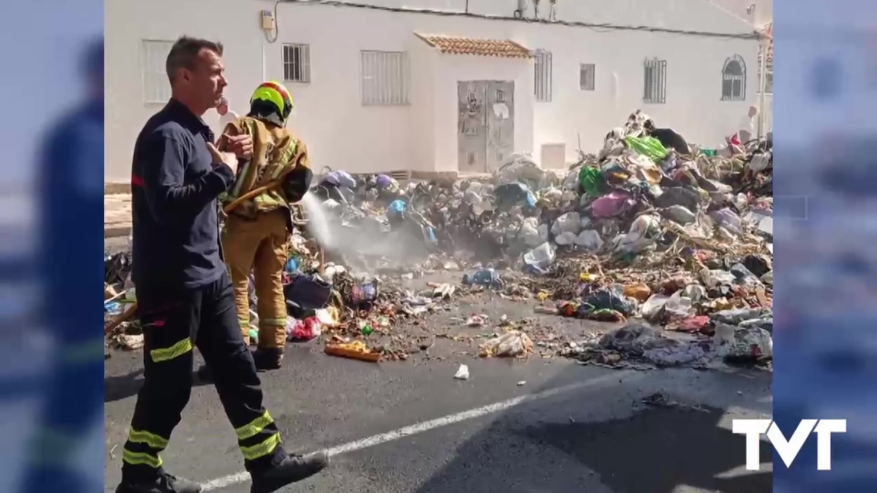 Imagen de Arde parte de la carga de un camión de recogida de basuras