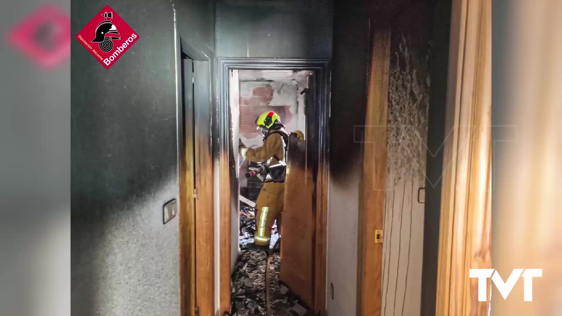 Imagen de Un incendio en una vivienda provoca que los bomberos tuvieran que confinar el edificio