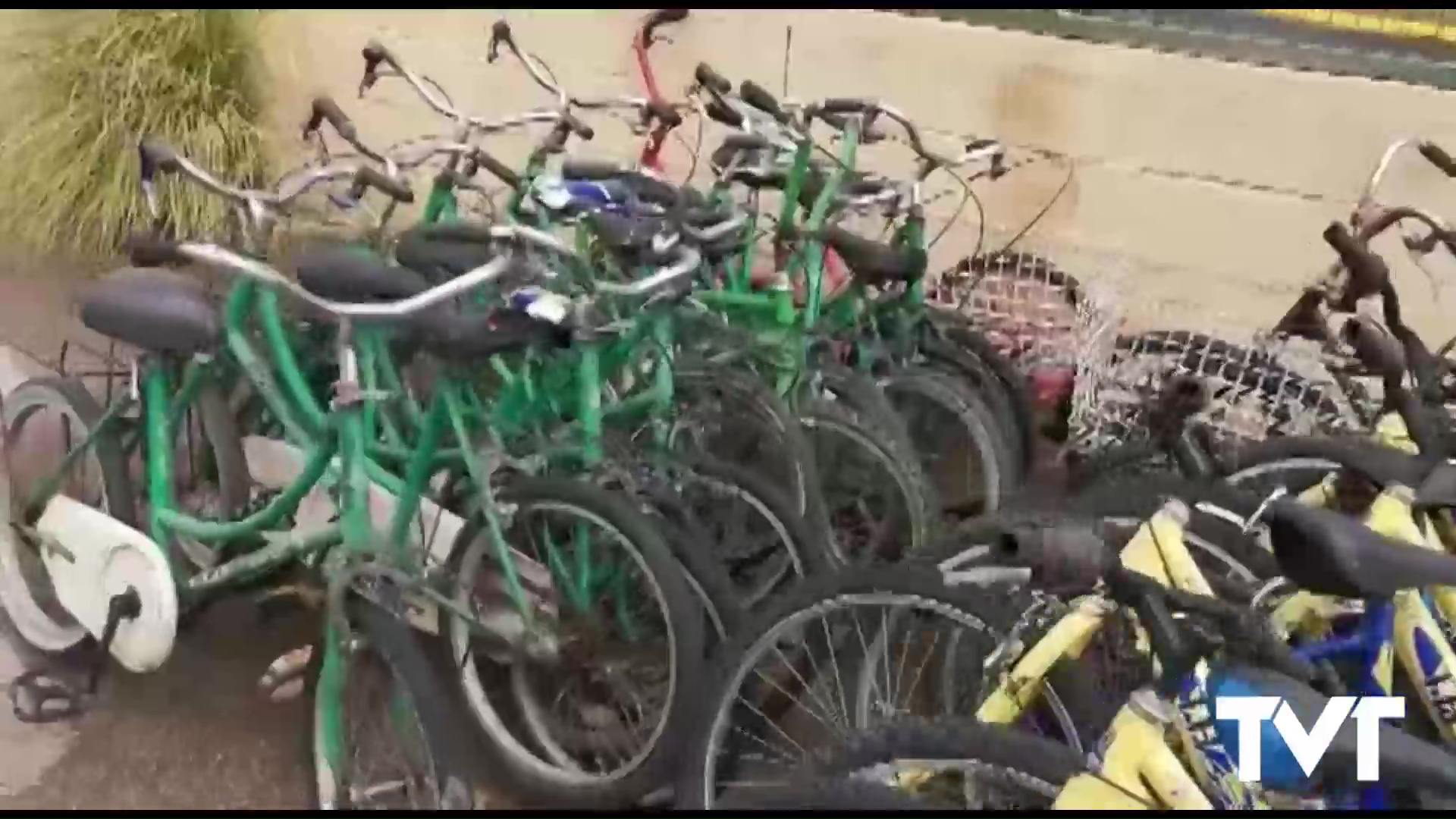 Imagen de La concejalía de tráfico entrega 60 bicicletas a la asociación «Bicis para la vida»