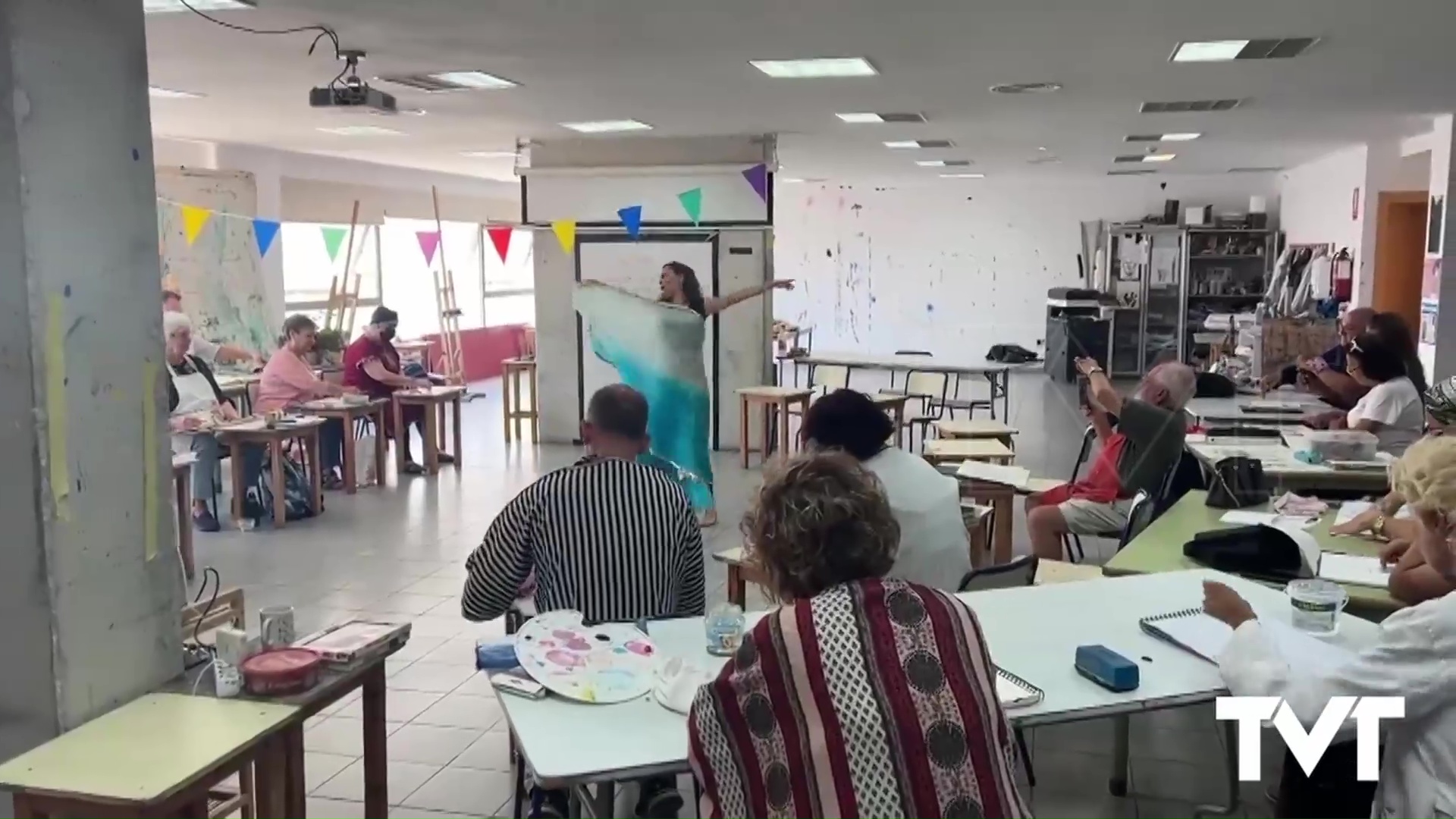 Imagen de La escuela municipal de pintura experimenta con la fusión de la pintura y la danza