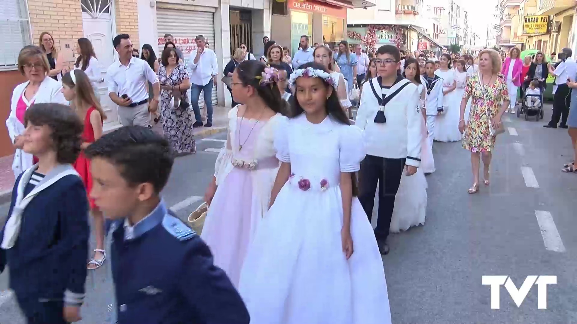 Imagen de Los niños y niñas de Primera Comunión participan en la procesión del Corpus Christi