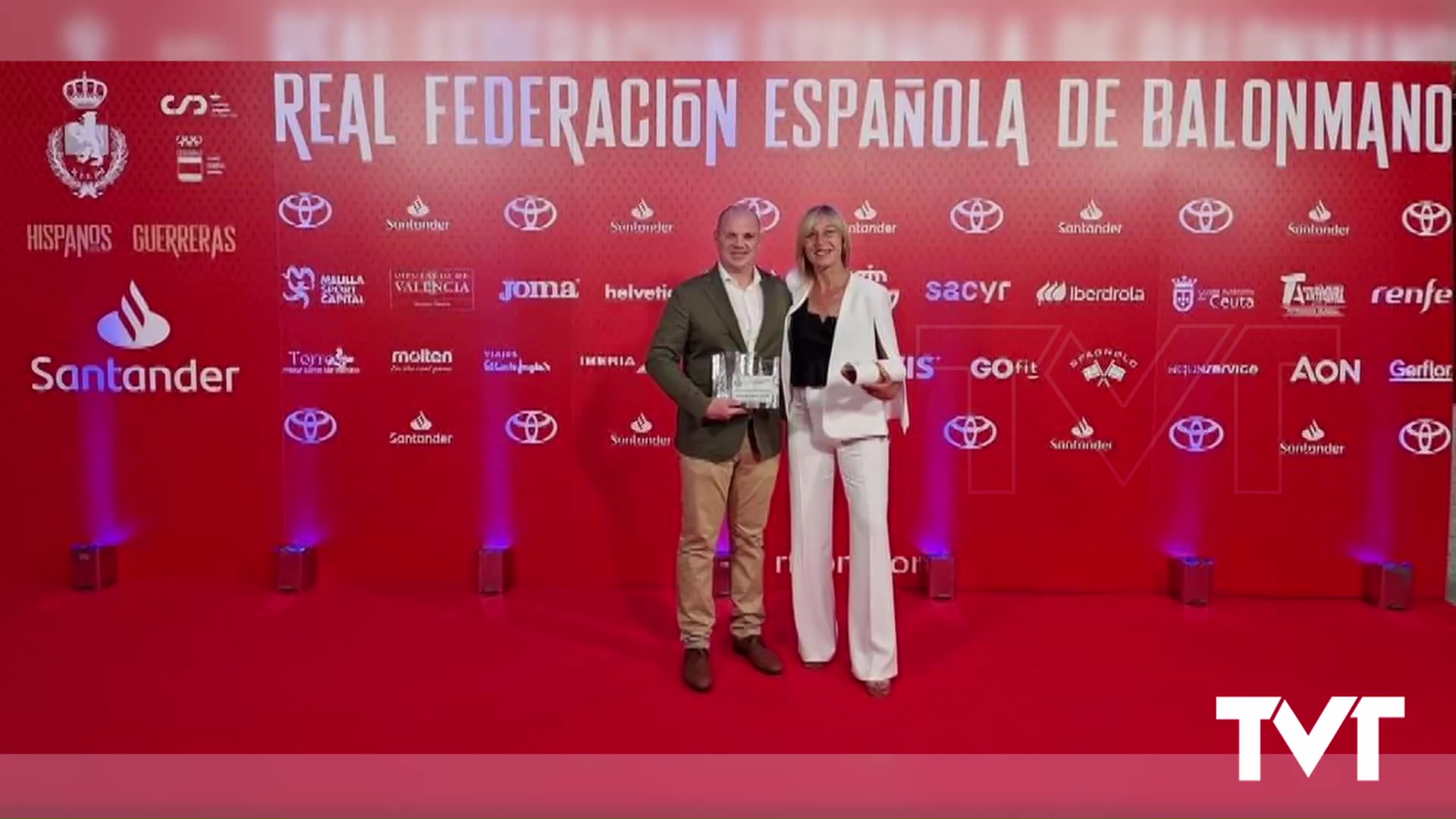 Imagen de El Club Balonmano Mare Nostrum Torrevieja recibe la placa al mérito deportivo