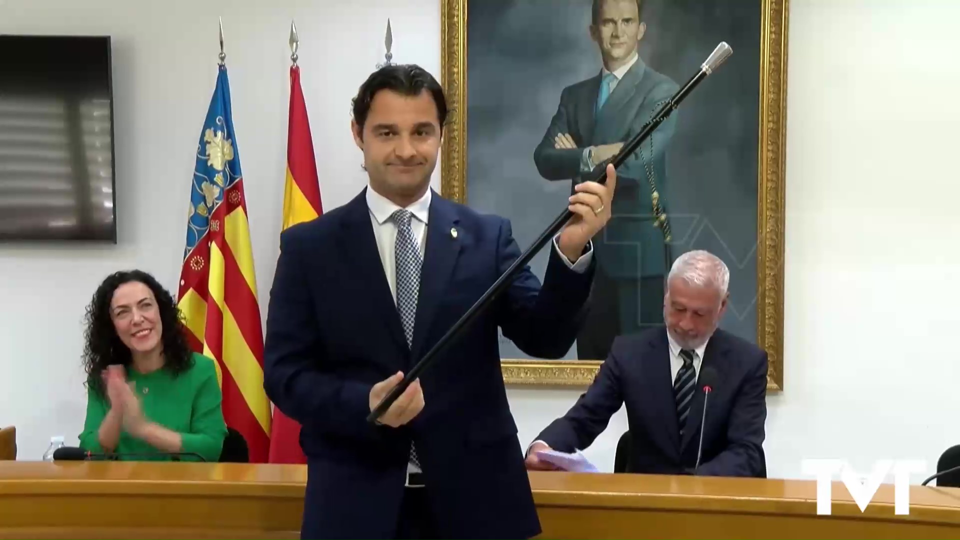 Imagen de Eduardo Dolón recibe la vara de mando que le acredita como alcalde durante 4 años más
