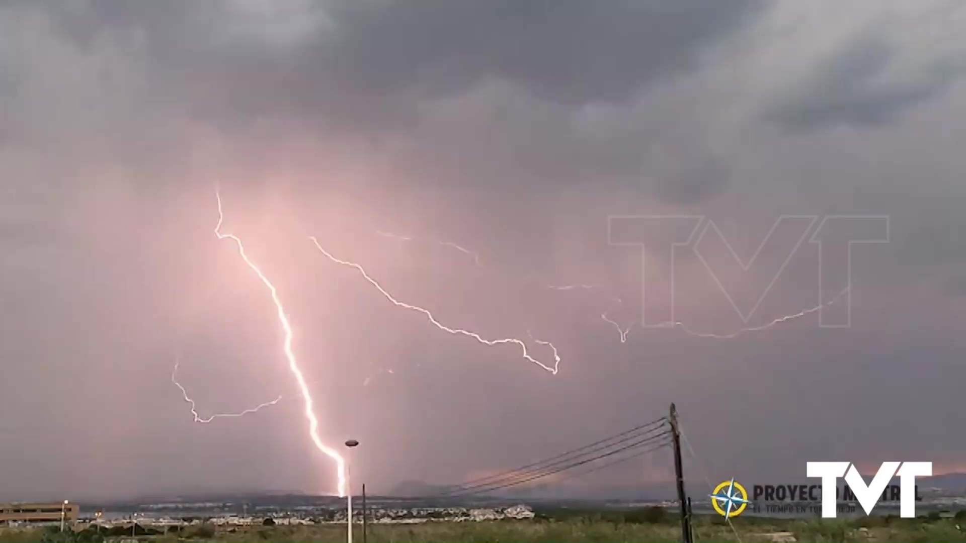 Imagen de Intensa actividad eléctrica con impresionantes rayos