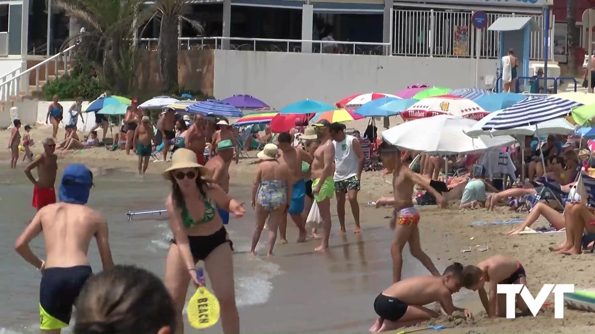 Imagen de Una miscelánea turística comienza a llenar las playas de Torrevieja