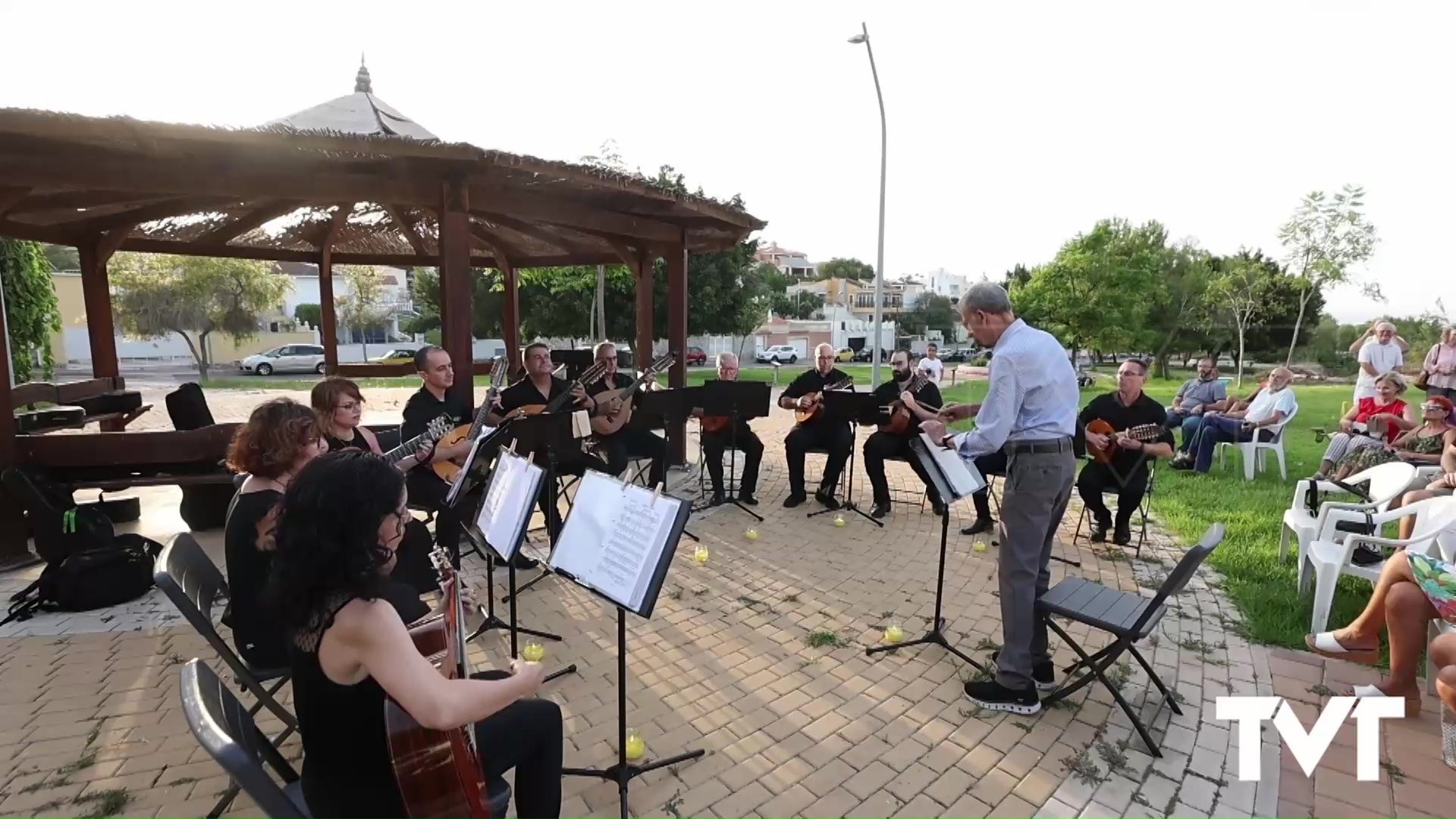 Imagen de Gran concierto al aire libre interpretado por la Orquesta de Cuerda Pulsada «Cecilio Gallego»