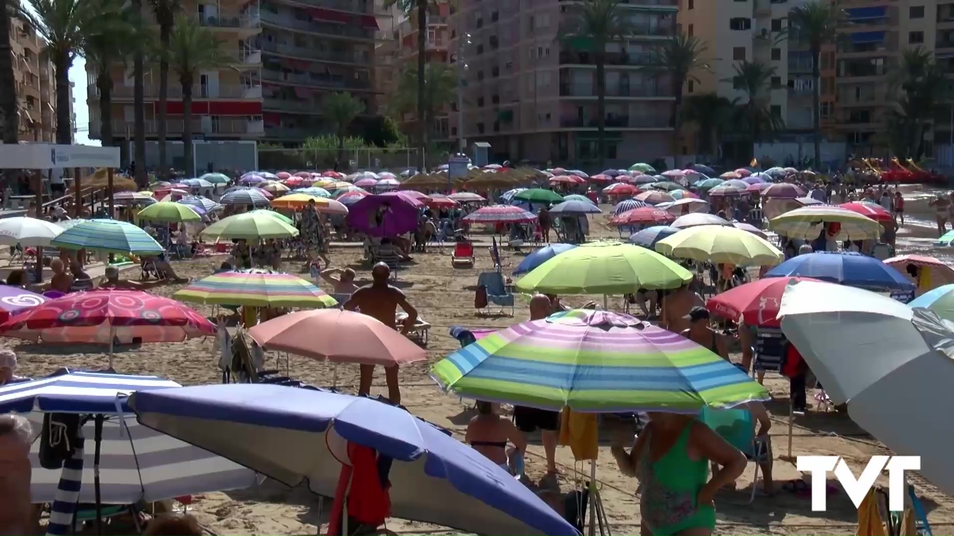 Imagen de La ordenanza municipal prohíbe dejar sombrillas plantadas en la playa para guardar sitio