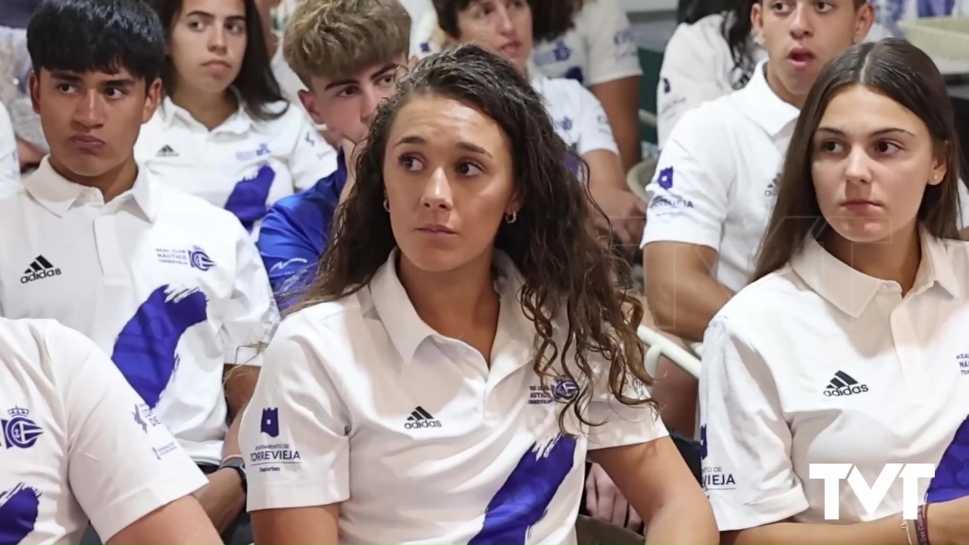 Imagen de Emotivo homenaje a la remera Paula Blanca Espinosa antes de su marcha a Estados Unidos