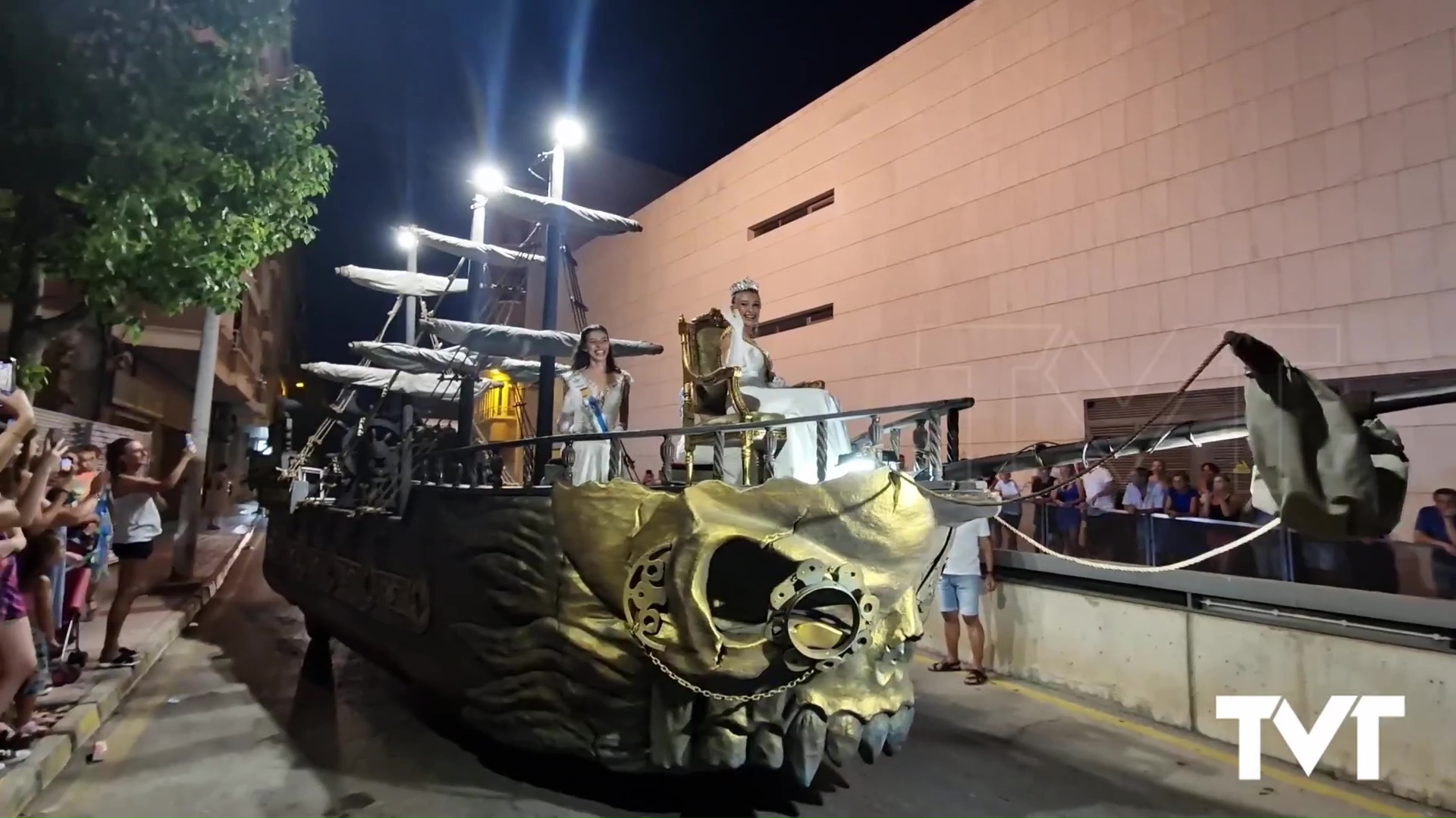 Imagen de Miles de personas siguieron el desfile de Verano de Torrevieja