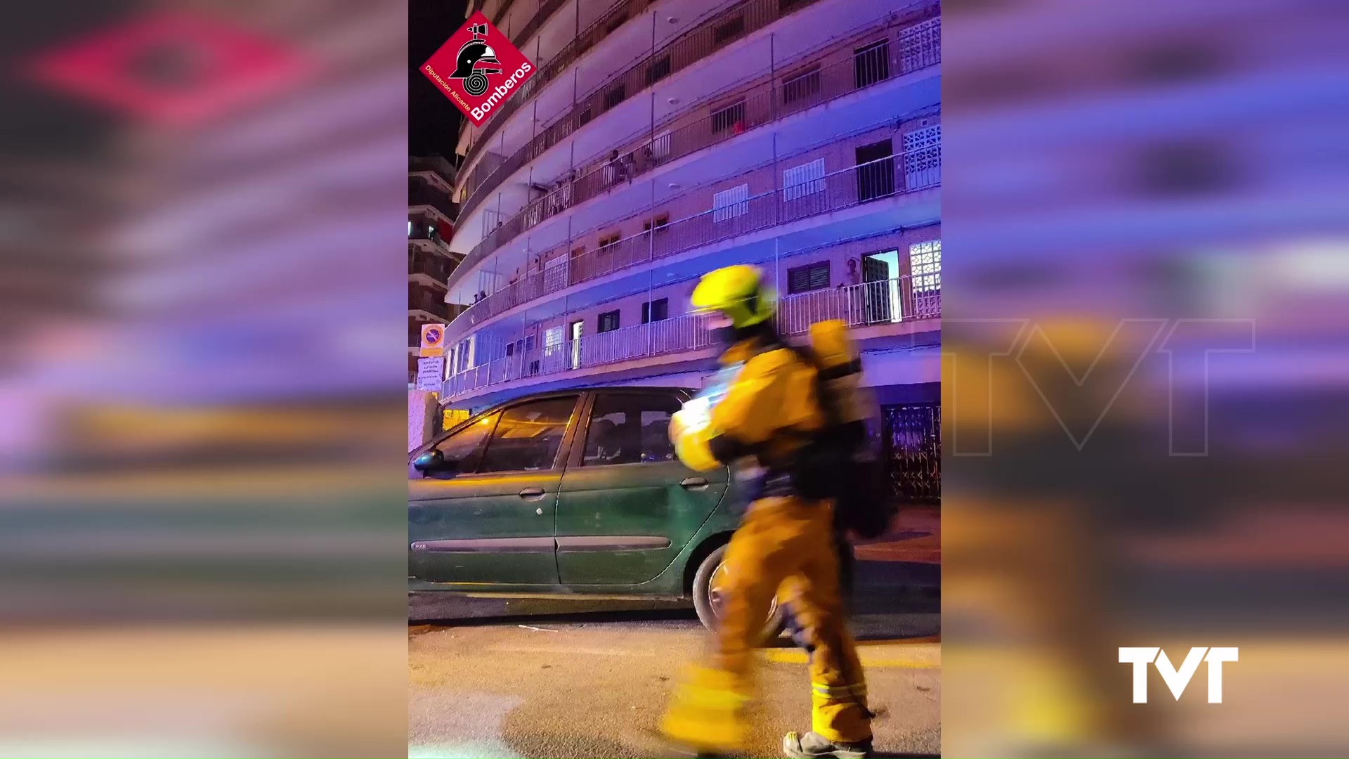 Imagen de Dos personas son atendidas por inhalación de humo tras incendiarse una vivienda en Torrevieja