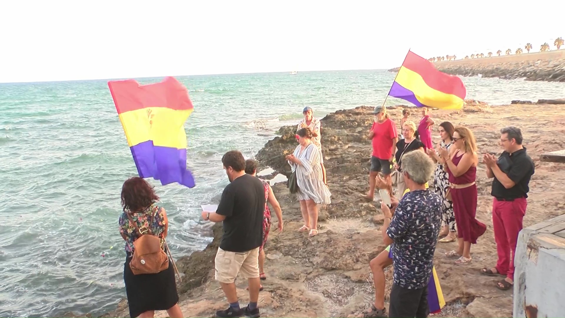 Imagen de Claveles al mar para recordar a las víctimas del bombardeo de 1938