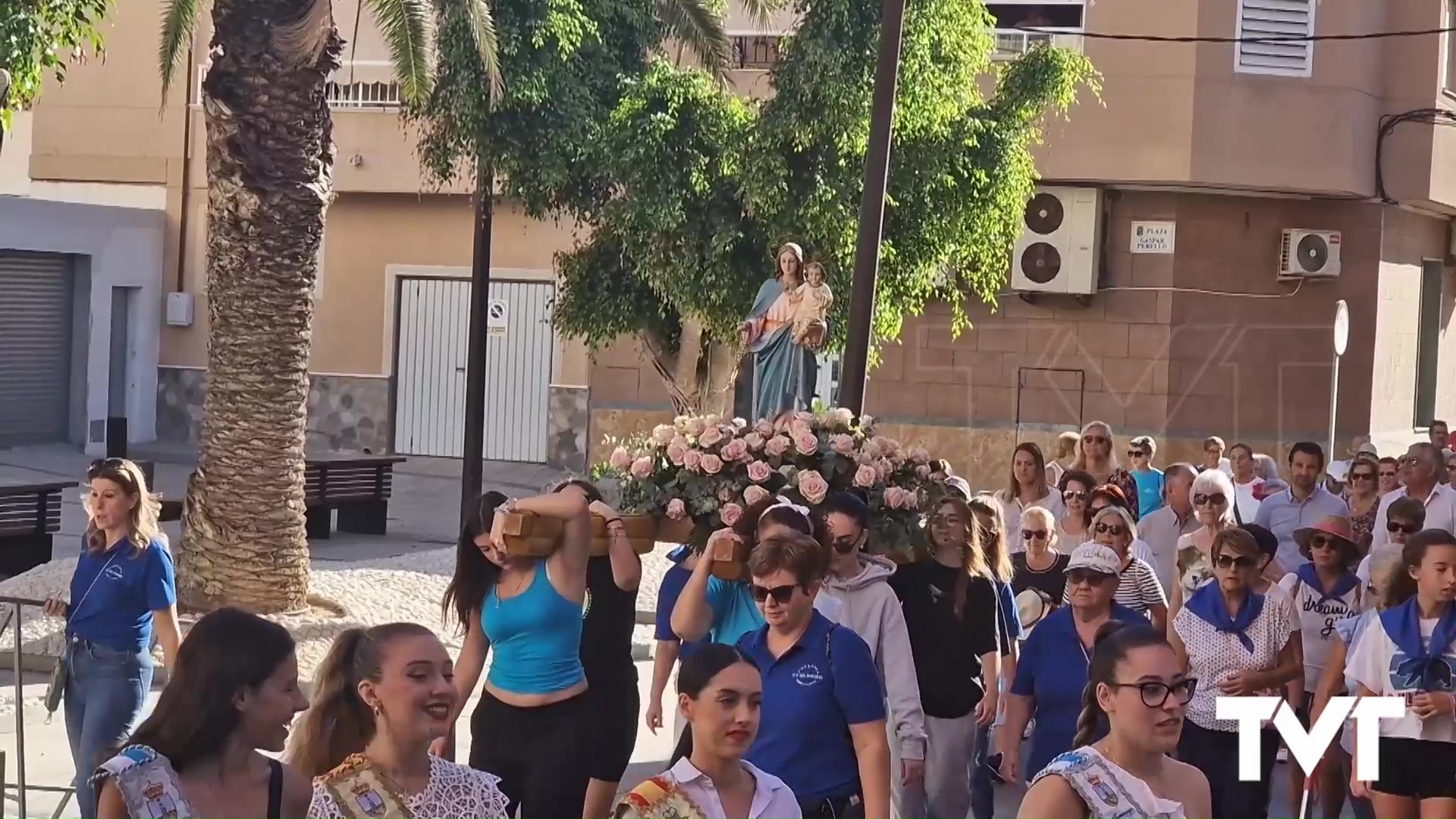 Imagen de Cientos de devotos acompañaron a la patrona de La Mata en romería hasta el parque natural 