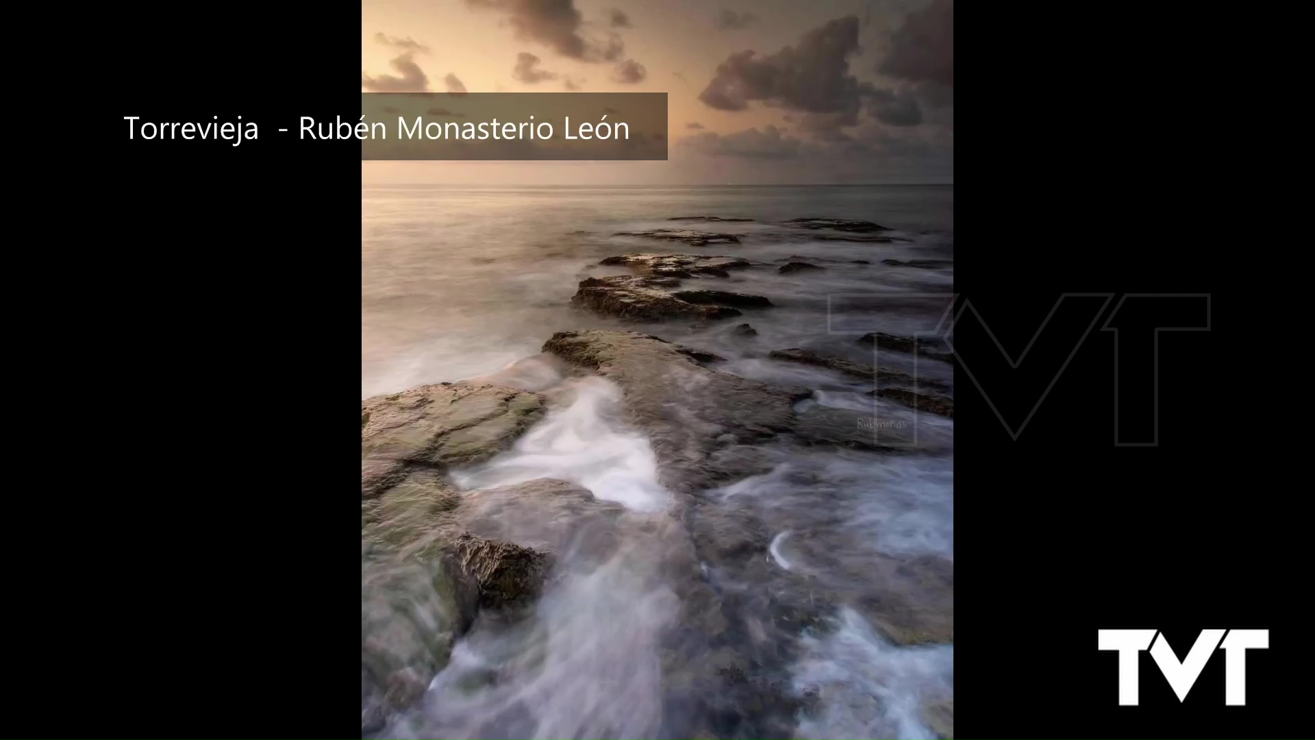 Imagen de Una fotografía de la Cala del Moro en Torrevieja, elegida como uno de los «rincones favoritos» de España 