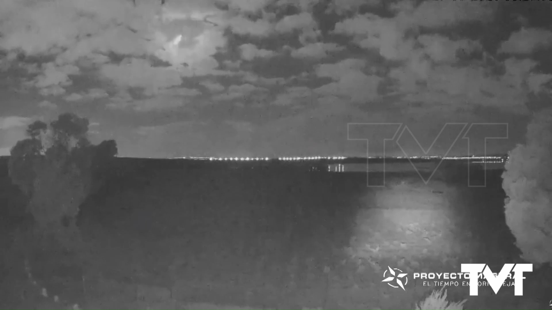 Imagen de El paso de un bólido captado por una web cam de Proyecto Mastral 