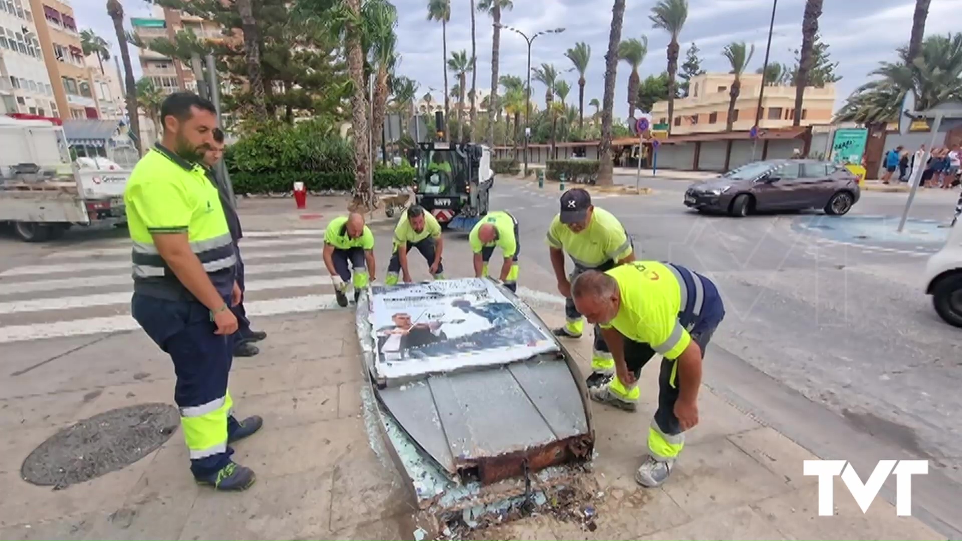 Imagen de Las fuertes rachas de viento, de hasta 70 km/h, provocan la caída de un árbol y de un mupi 