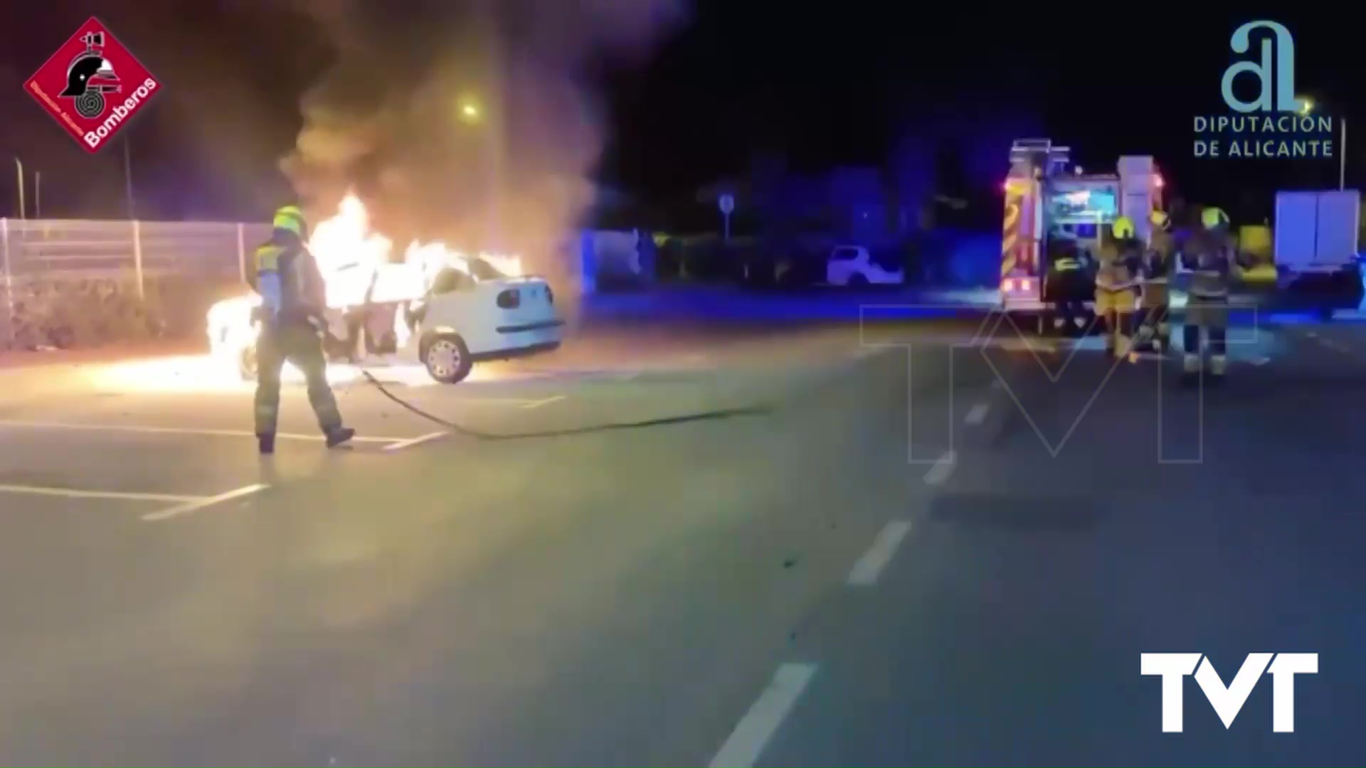 Imagen de Un coche envuelto en llamas en el Chaparral 