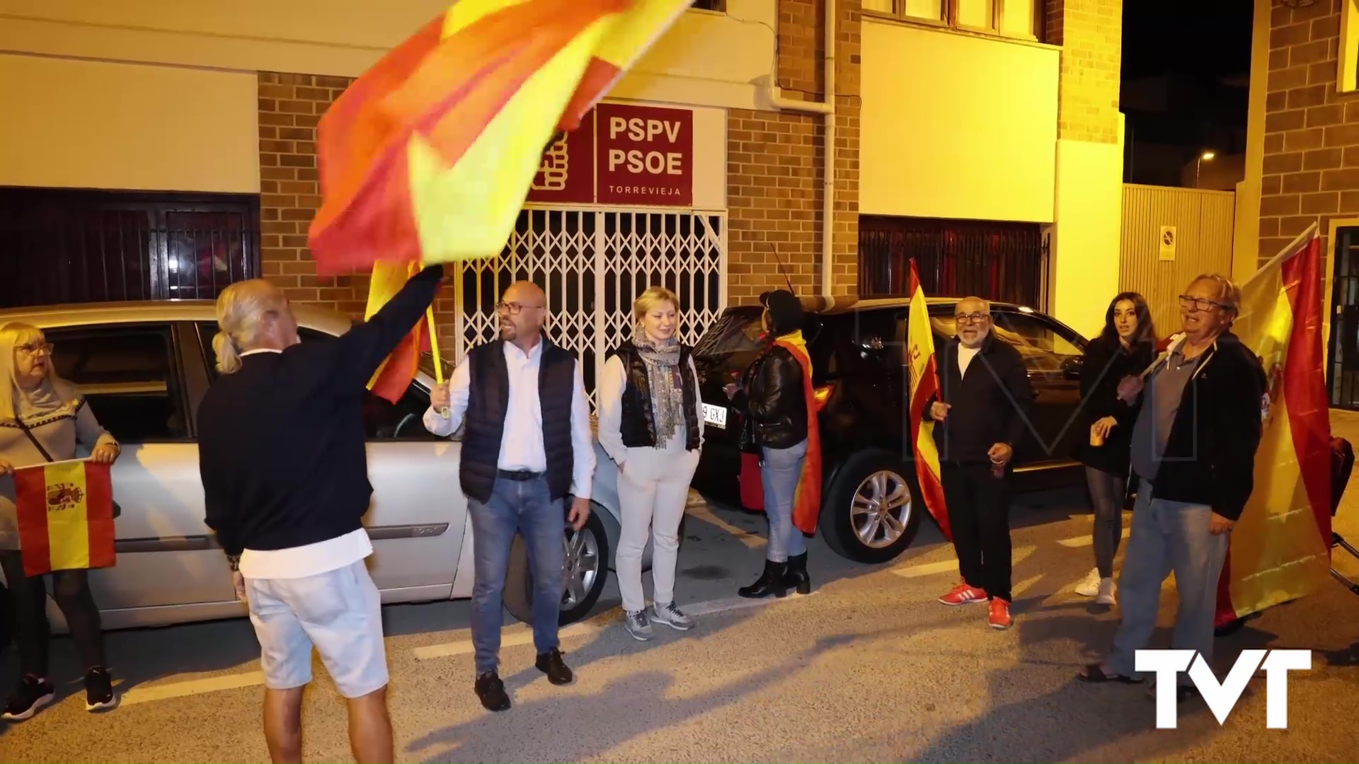 Imagen de Una decena de personas protestan frente a la sede socialista de Torrevieja contra la ley de amnistía 