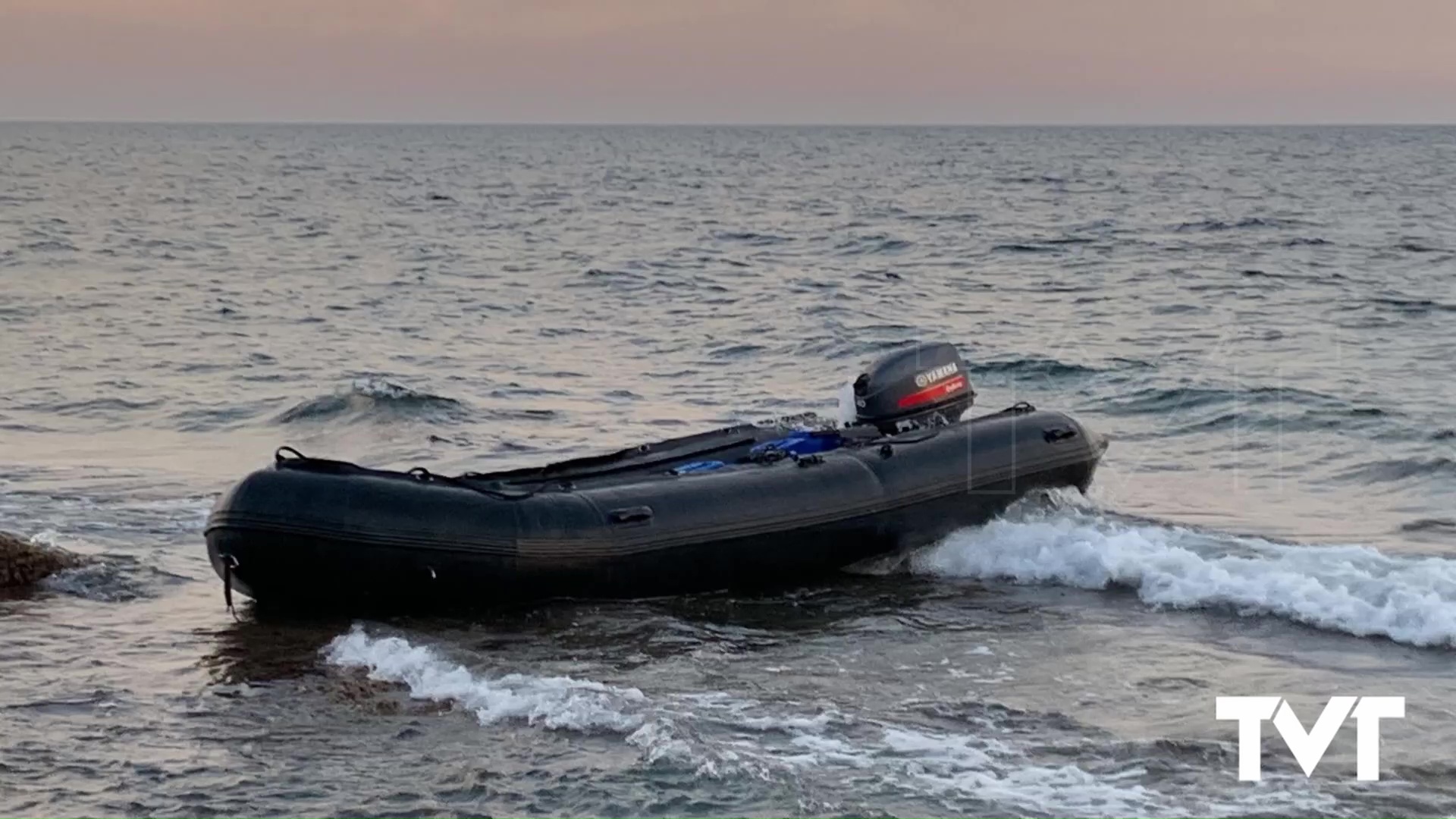 Imagen de Una patera con 15 inmigrantes a bordo logra llegar hasta la playa del Cura en Torrevieja 