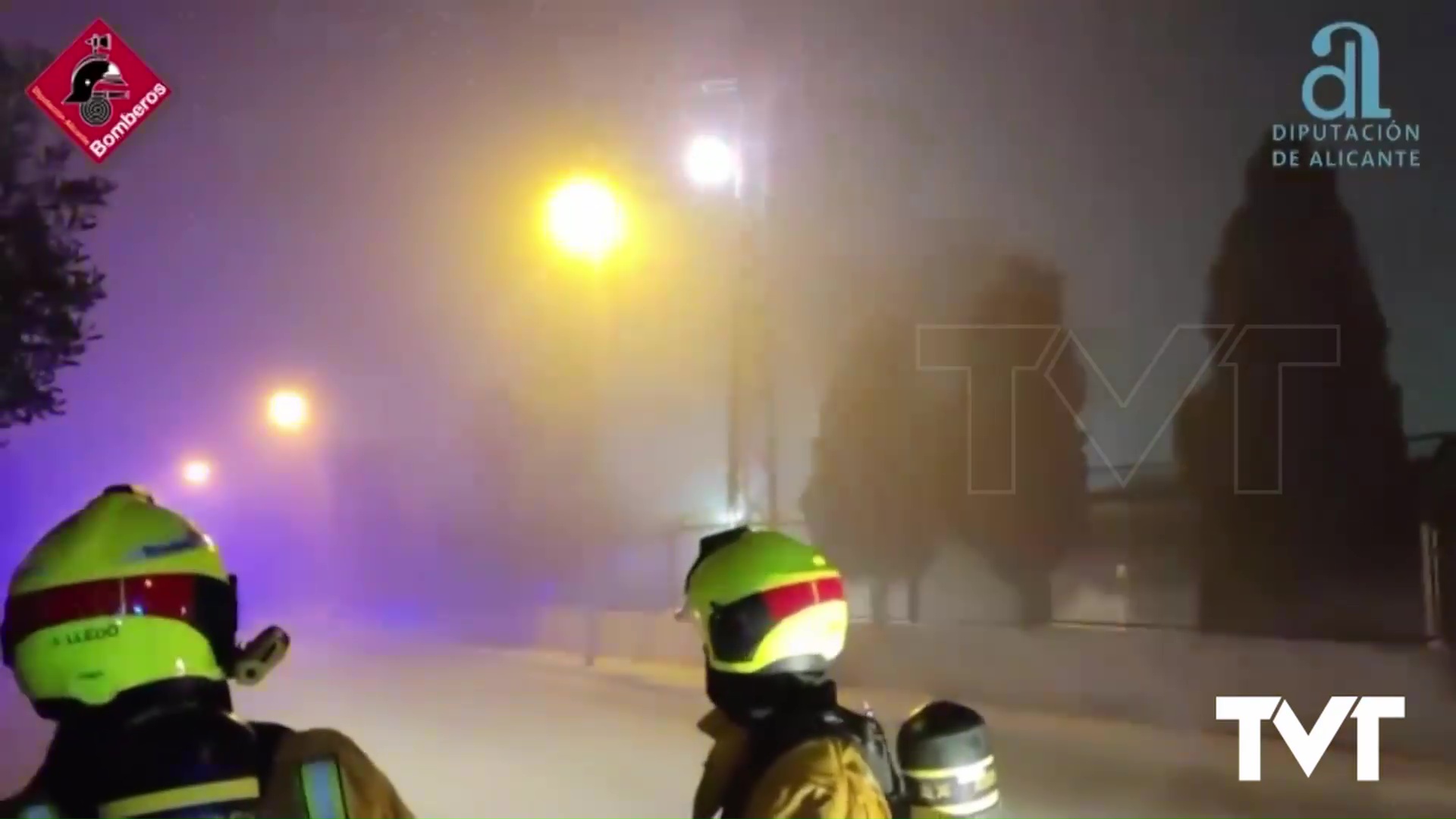 Imagen de Los bomberos actúan sobre una torre eléctrica que generaba abundantes chispazos