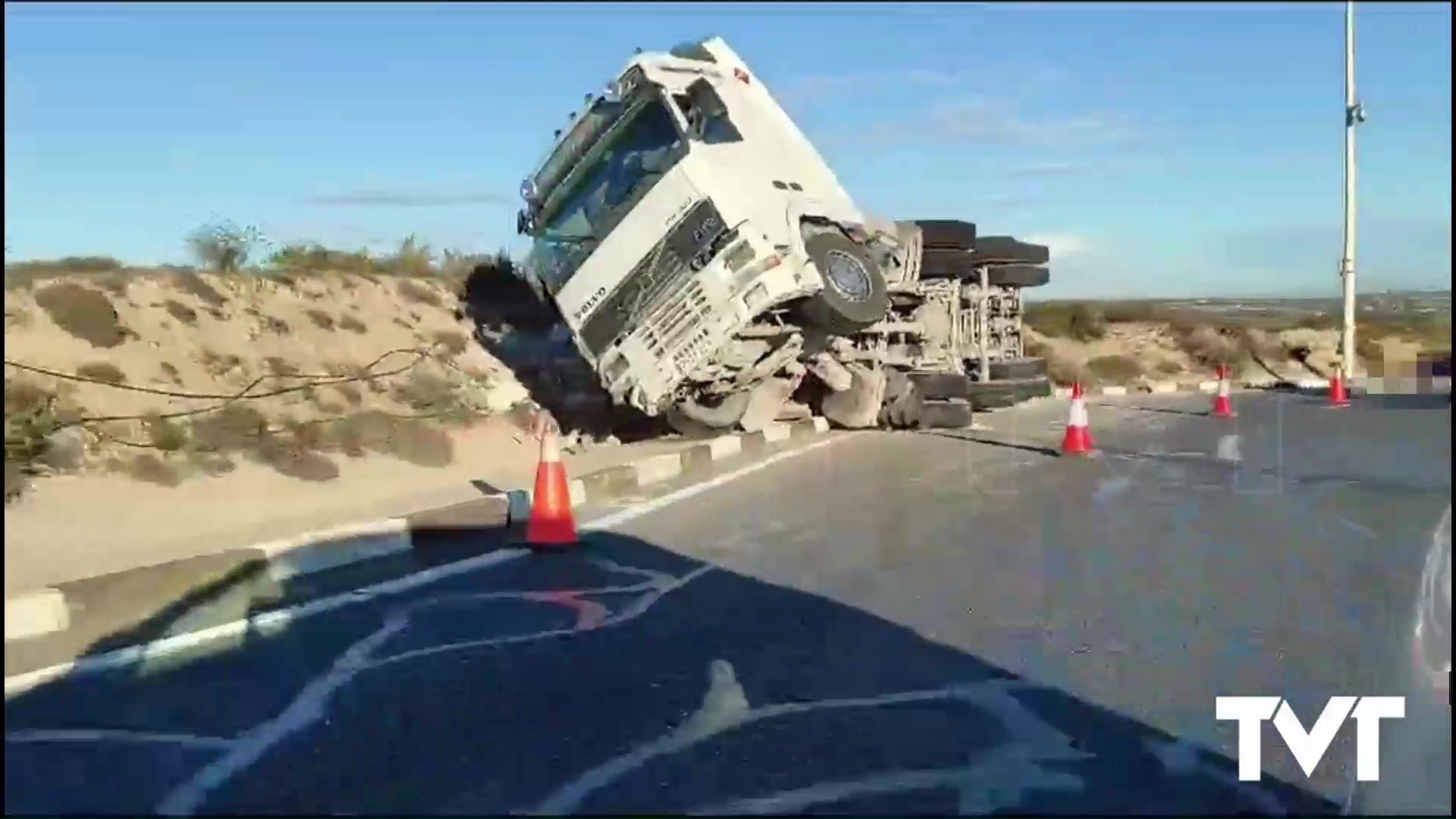 Imagen de Un camión vuelca al girar en una rotonda de entrada a Torrevieja