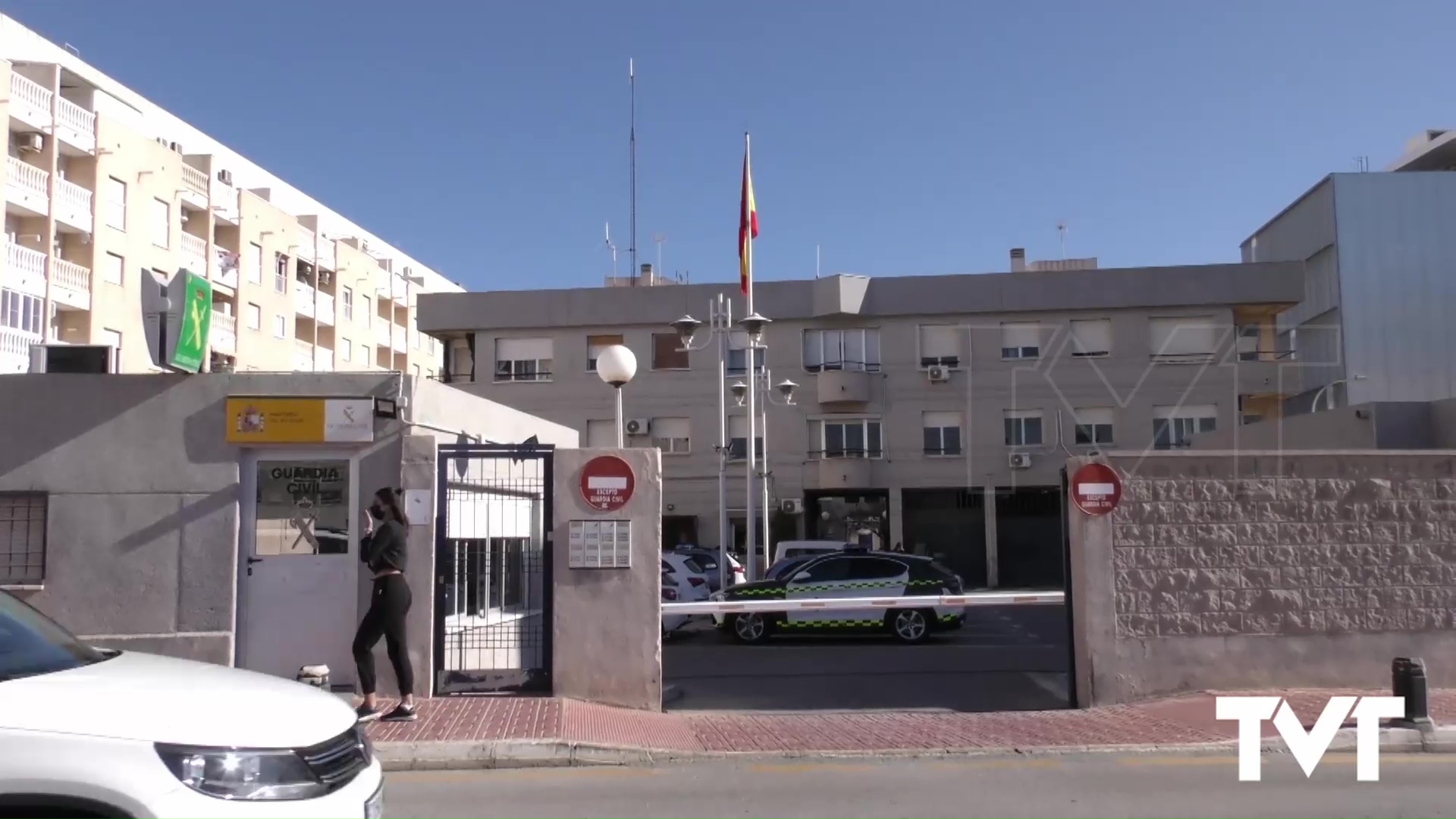 Imagen de Detenida en Torrevieja una mujer con 12 requisitorias judiciales. Se ocultaba tras una peluca y gafas e intentó huir de los agentes en patinete 