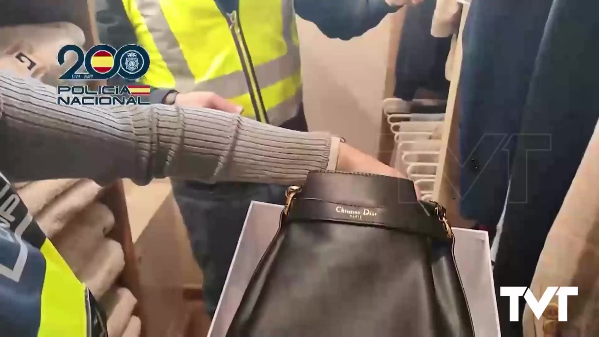 Imagen de La Policía Nacional detiene en Torrevieja a una pareja por vender en subastas artículos de lujo falsificados 