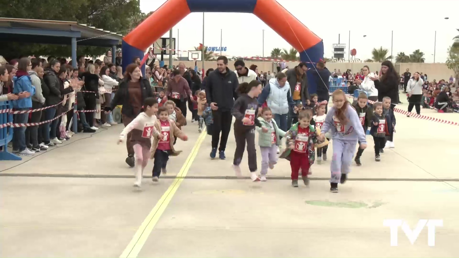 Imagen de El CEIP Habaneras dedica su carrera solidaria a Zancadas sobre Ruedas y a  Save The Children 