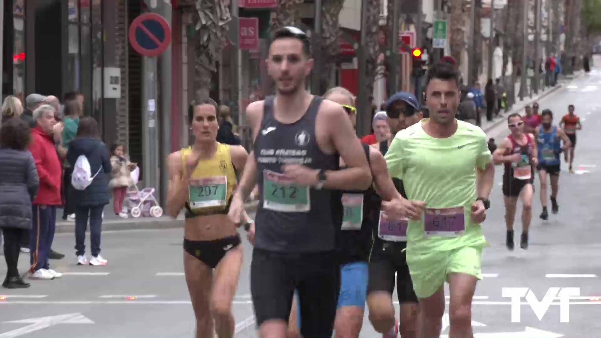 Imagen de Micham Sigueni y Marta Belmonte, ganadores en la XXXVI Medio Maratón Ciudad de Torrevieja 