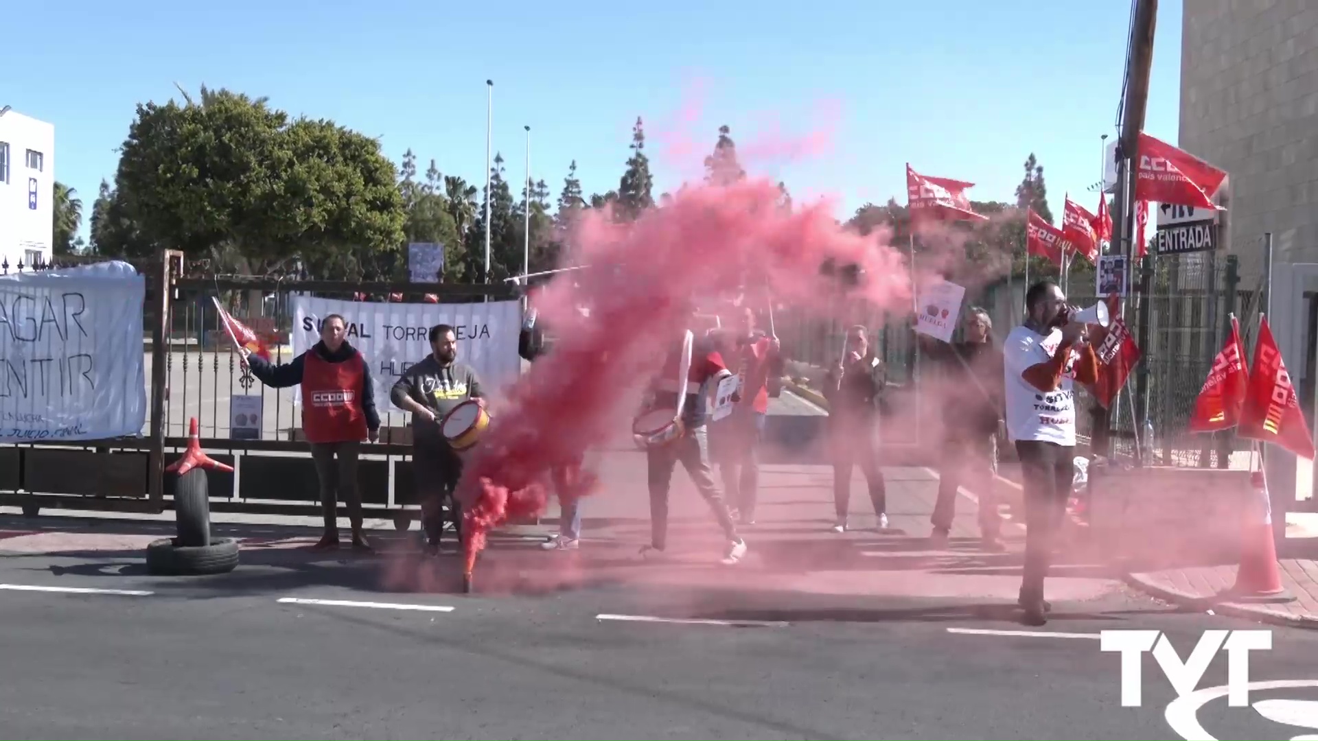 Imagen de Los trabajadores de la estación de ITV de Torrevieja mantienen los paros para exigir la equiparación en sus condiciones laborales